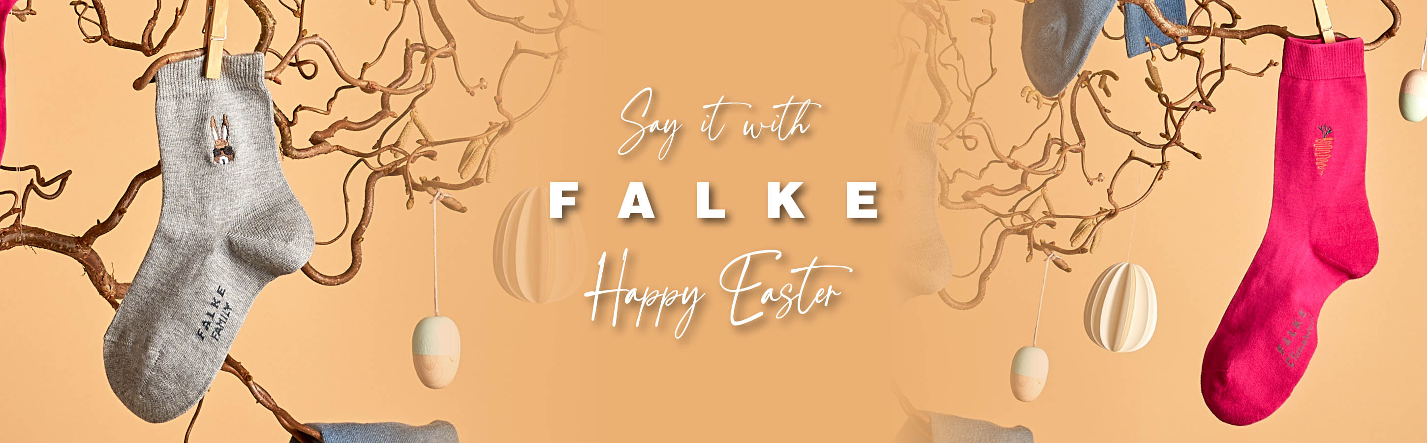 Mann trägt dunkelblaue Socken der Serie Tiago von FALKE Mann trägt dunkelblaue Socken der Serie Tiago von FALKE und sitzt in einem schicken Outfit auf der Couch